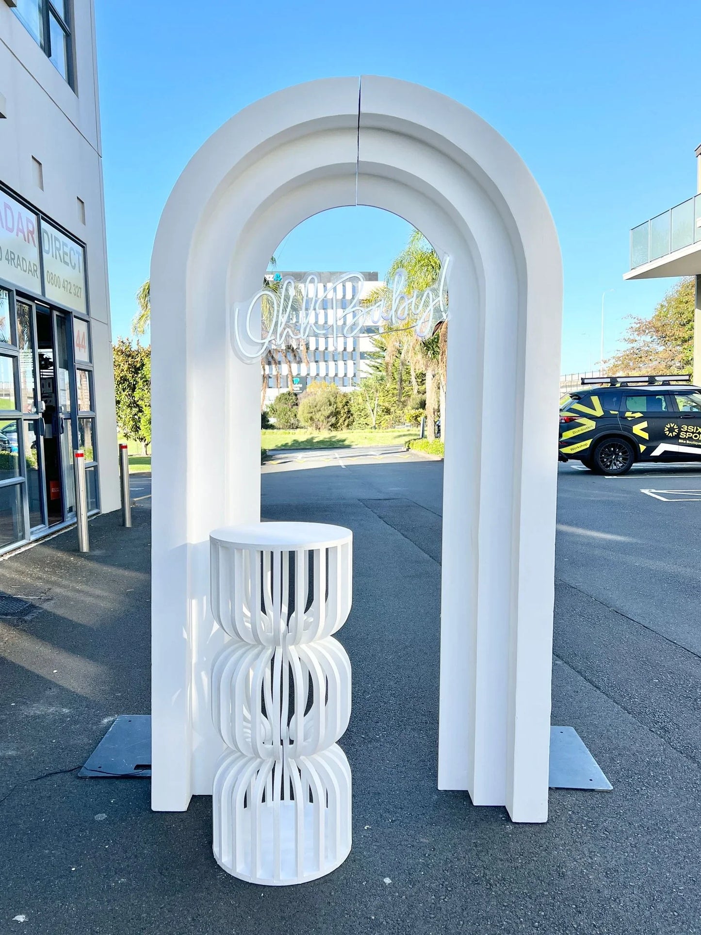 3d backdrop, cake stand and neon. - Balloonz