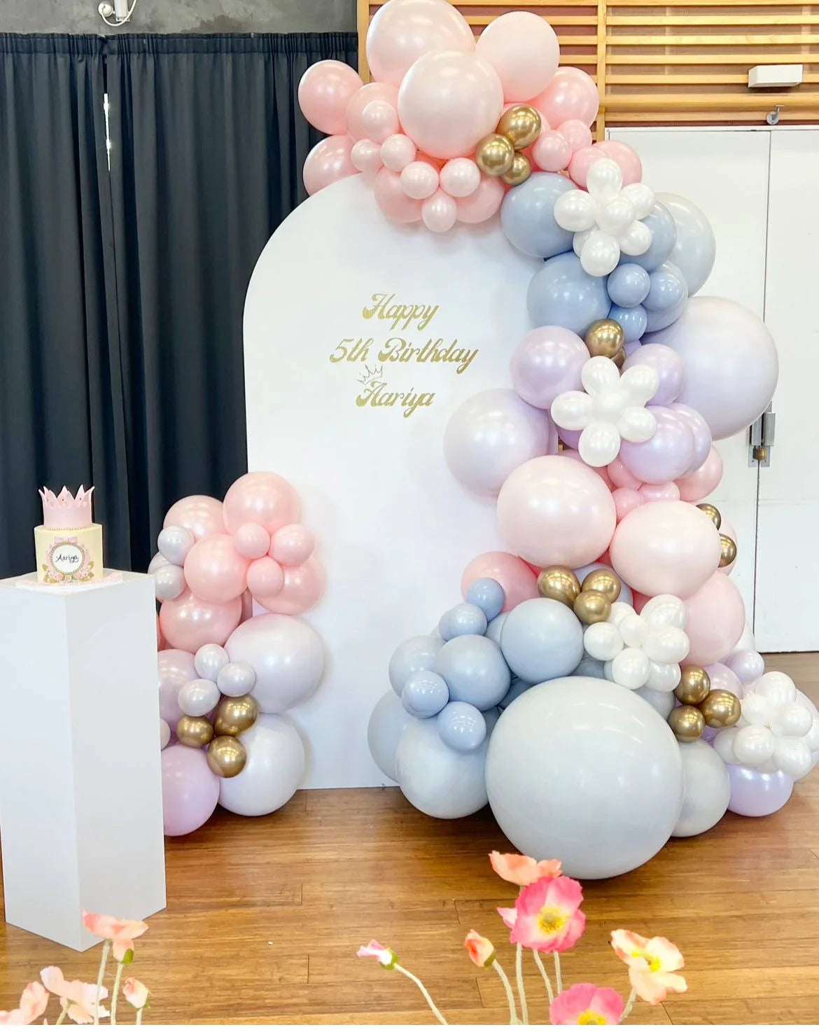 Happy birthday balloon backdrop in princess theme - Balloonz