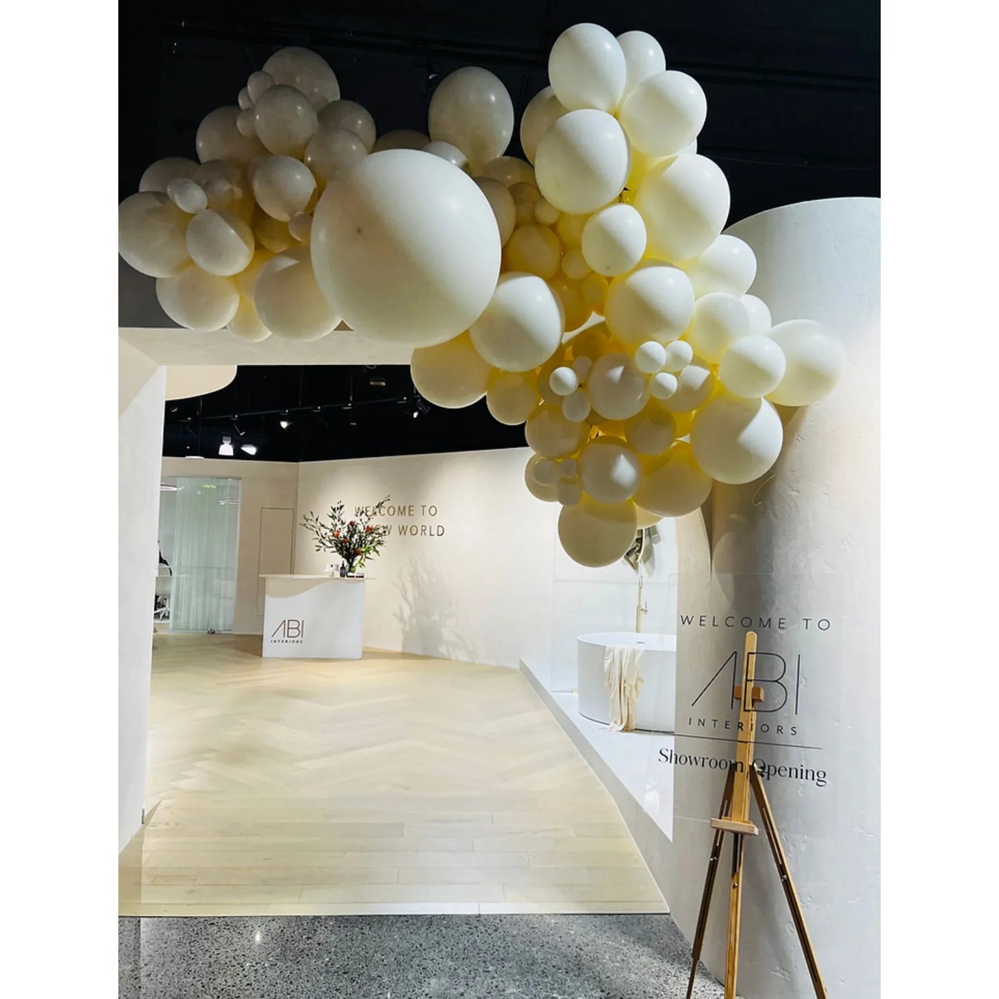 Welcome signage and Grab and go inflated balloon garland - Balloonz