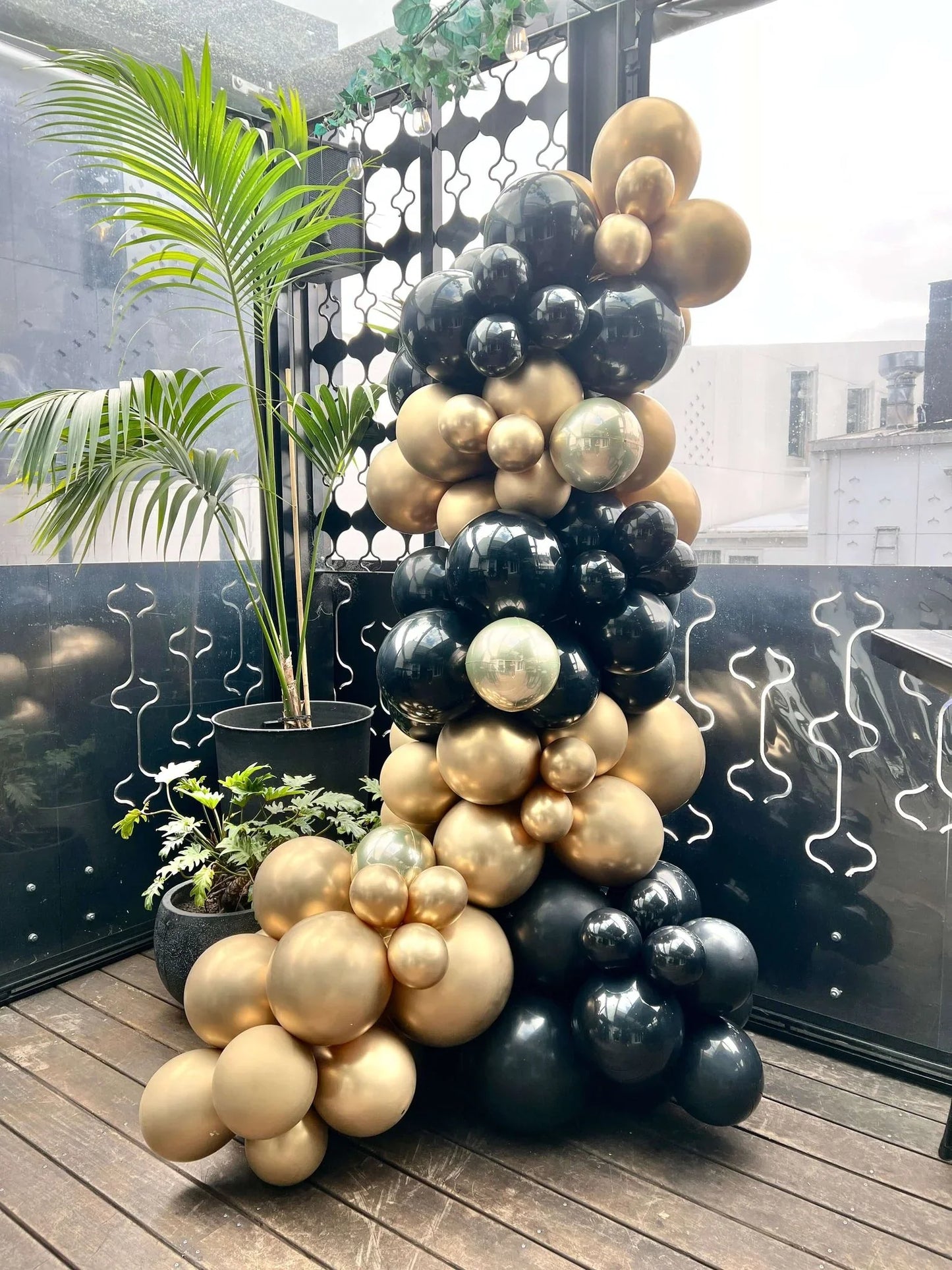 Black and gold balloon garland grab and go on stand 3m - Balloonz