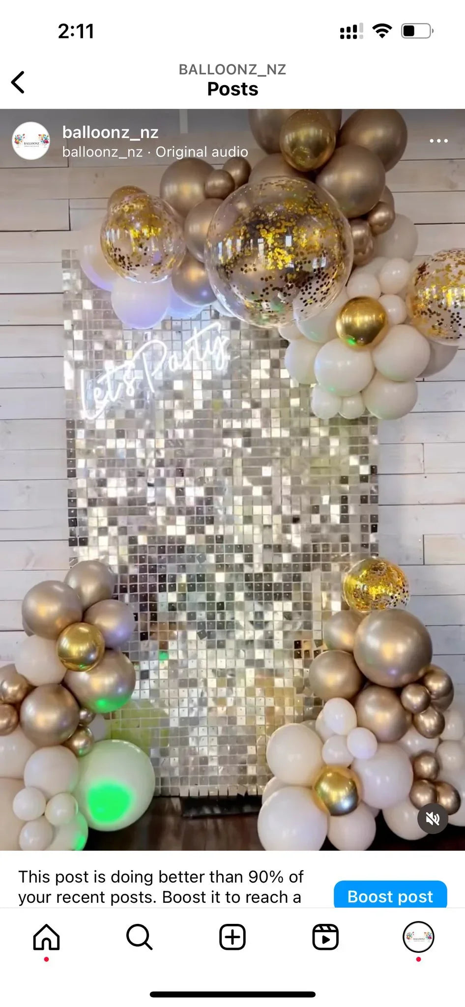 White gold shimmer wall and Happy birthday neon - Balloonz