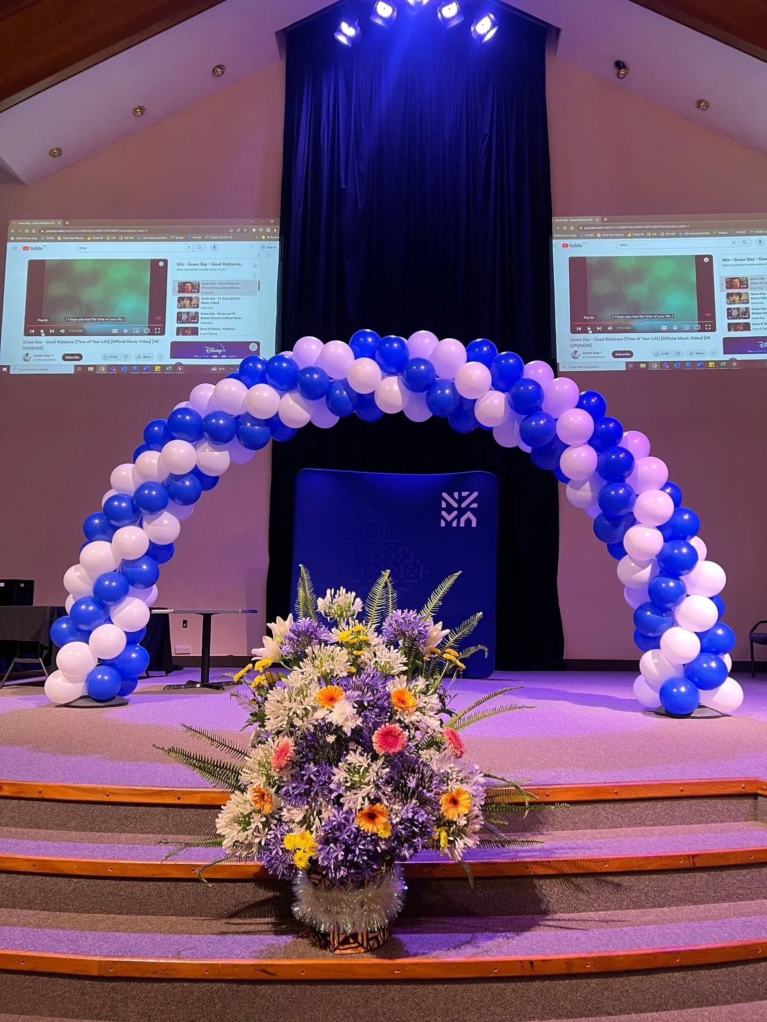 Self standing indoor balloon arch blue and white 8m - Balloonz