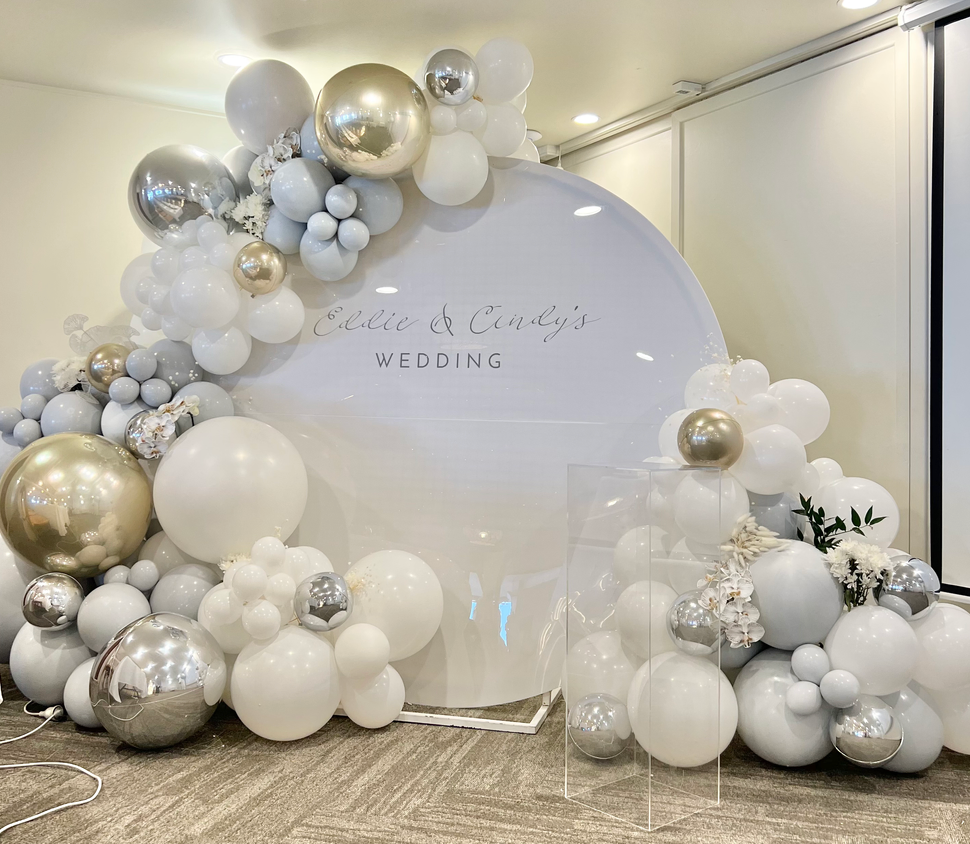 Round acrylic wedding backdrop