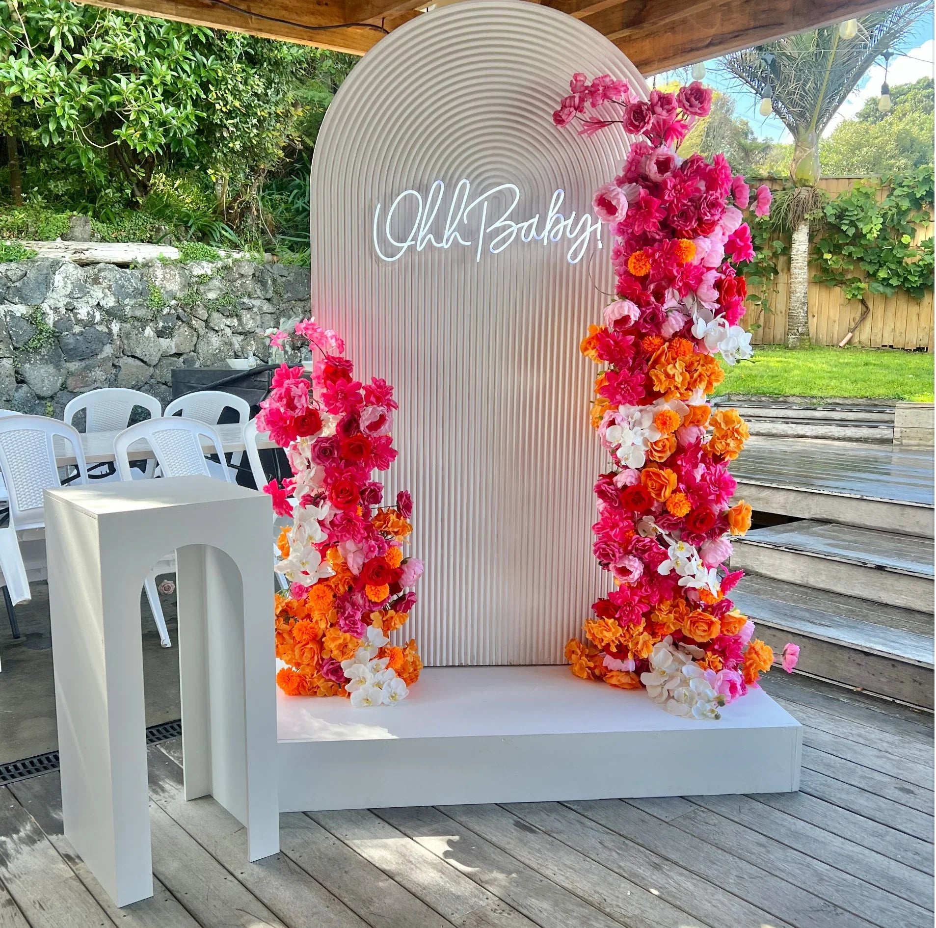 Ripple and floral backdrop arrangment with neon Ohh baby - Balloonz