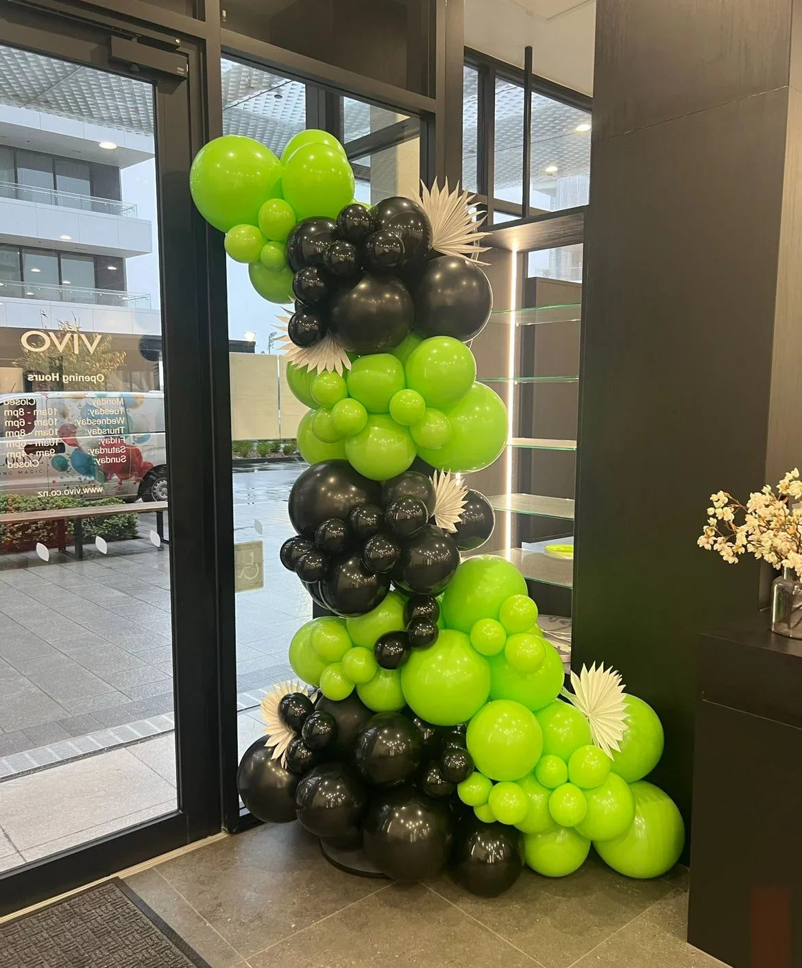 Grab and go lime green and black balloon garland - Balloonz