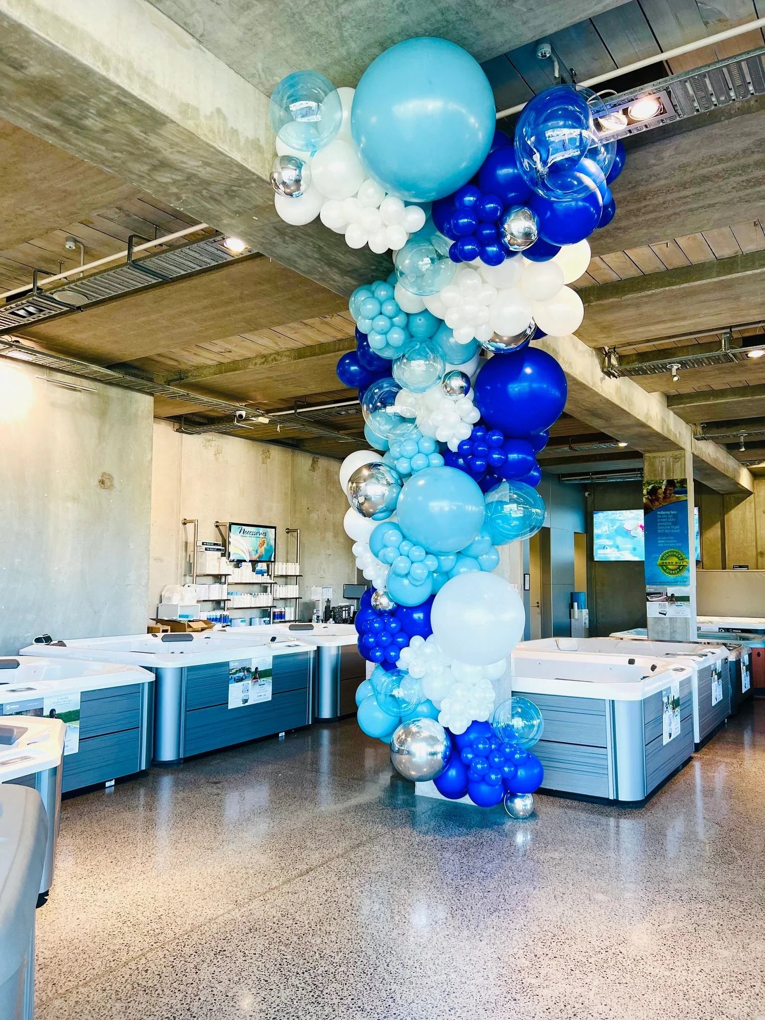 Custom sculpture balloons garland install - Balloonz