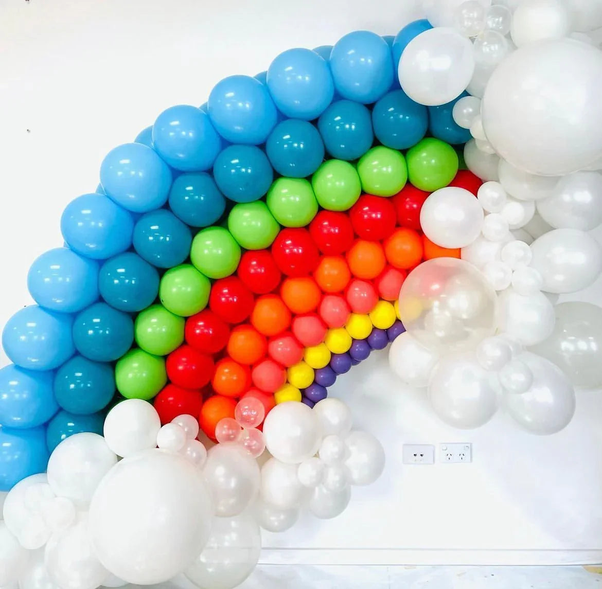 Rainbow balloon backdrop small - Balloonz