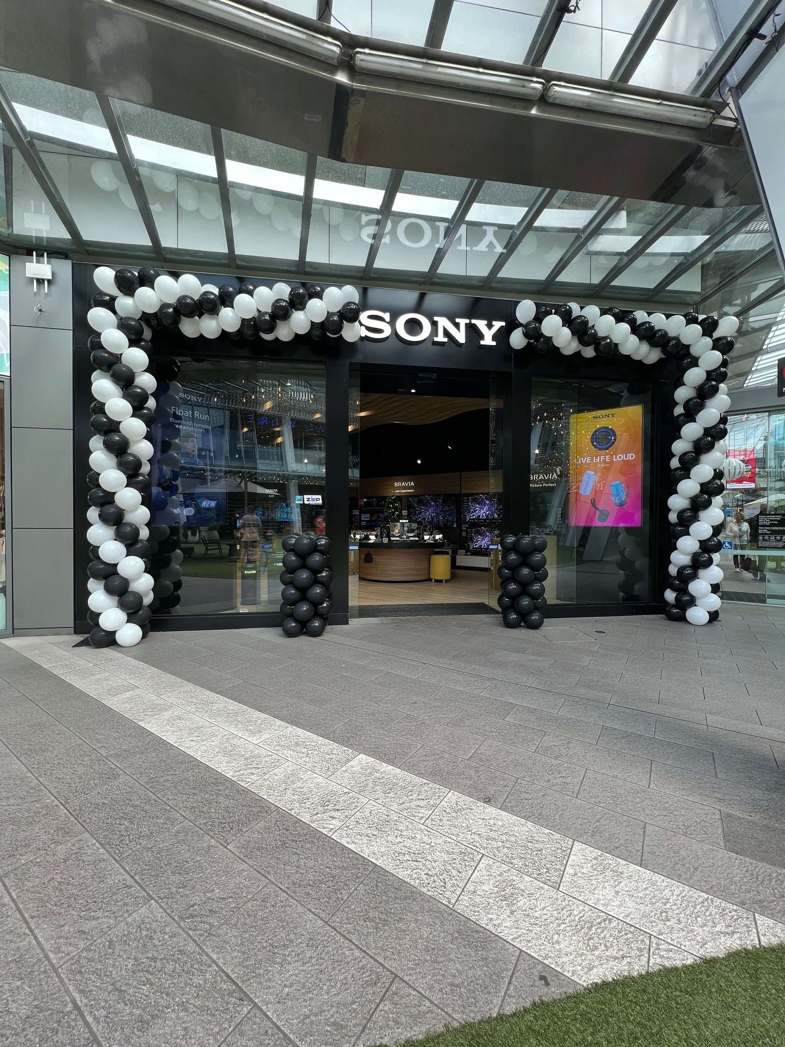 Custom Store Front Balloon Arch - Personalized qoute - Balloonz