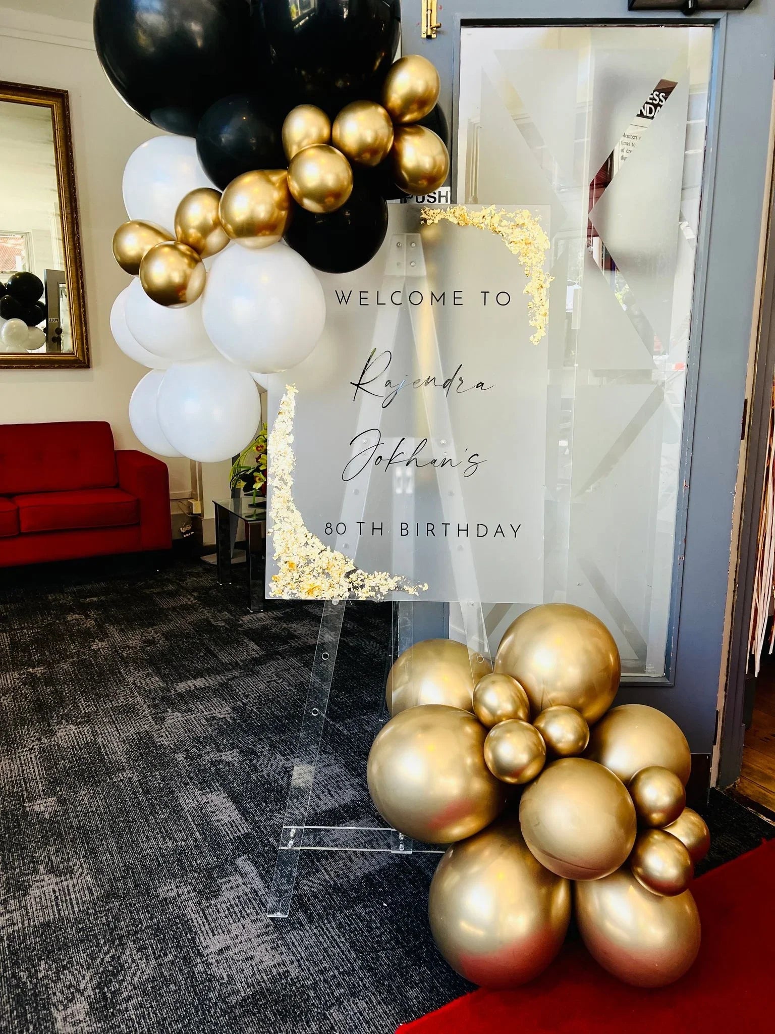 Custom welcome signage and balloons - Balloonz