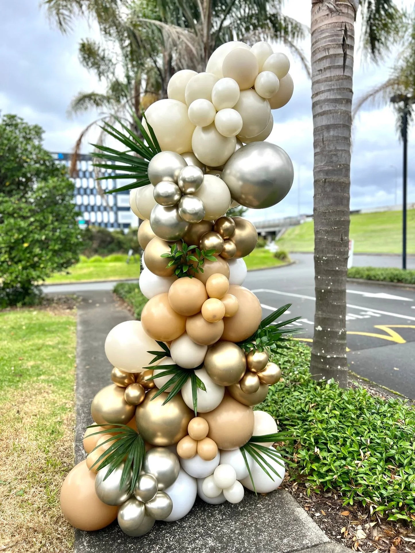 Grab and go white gold balloon garland 3m - Balloonz