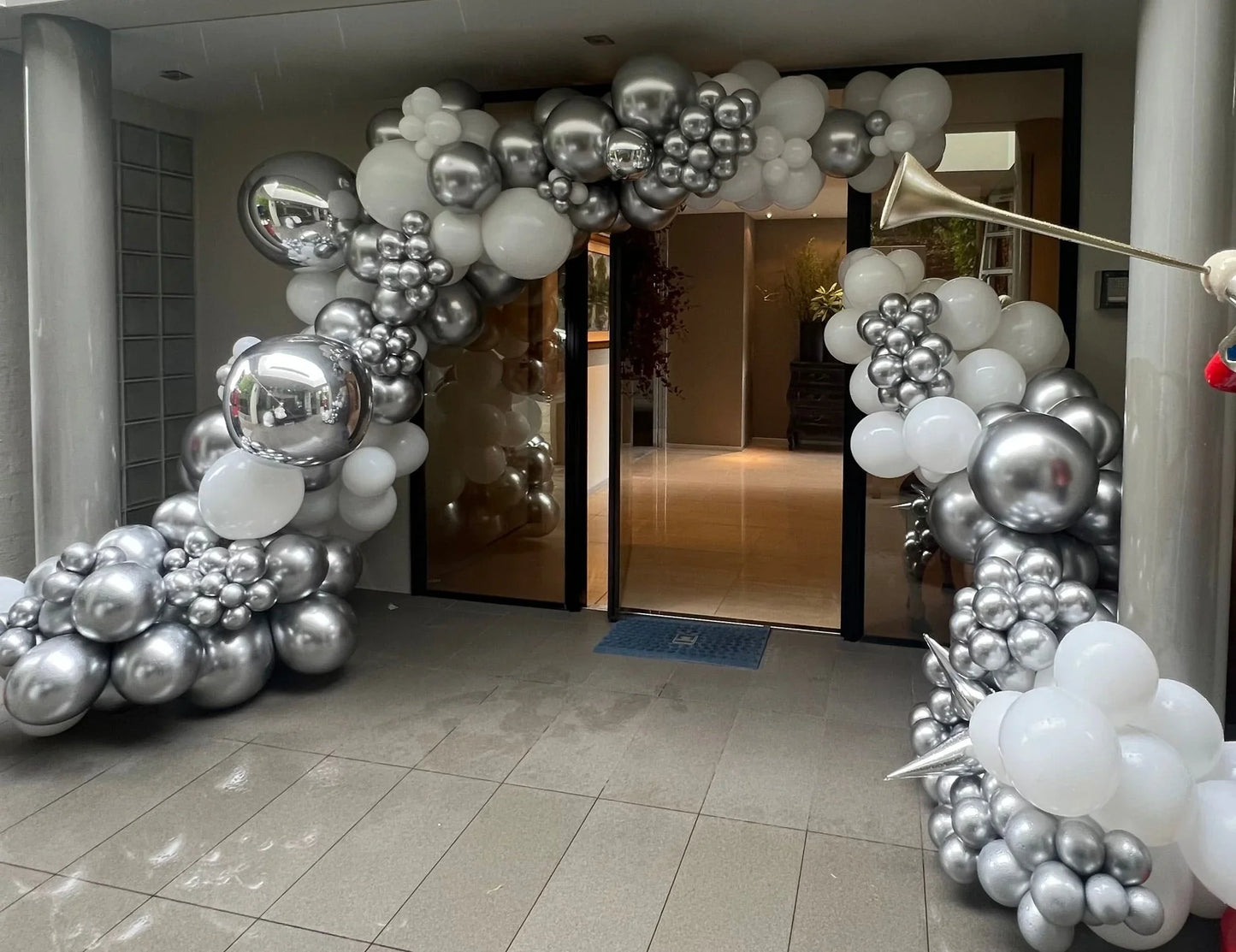 Silver and white balloon garland - Balloonz