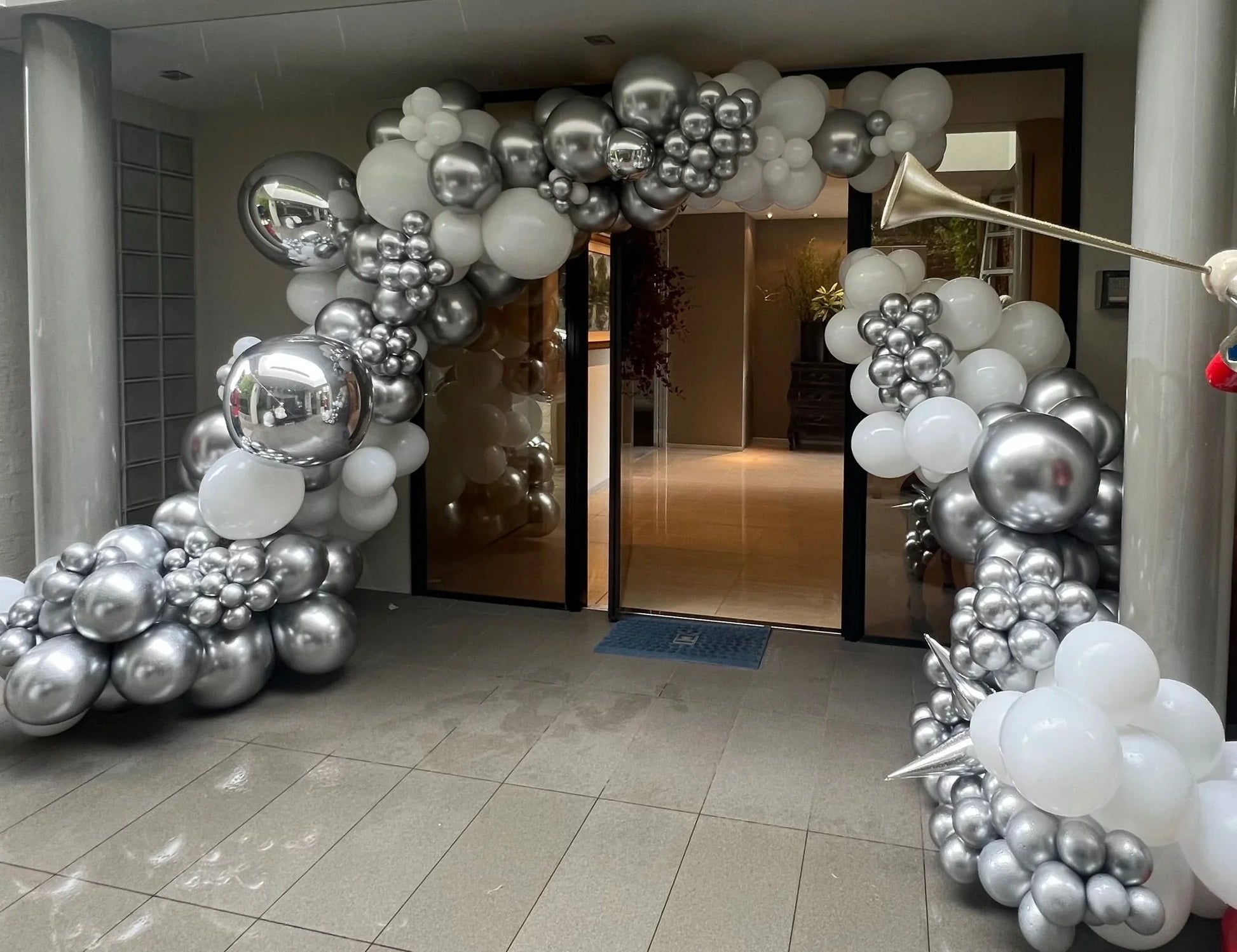 Silver and white balloon garland - Balloonz