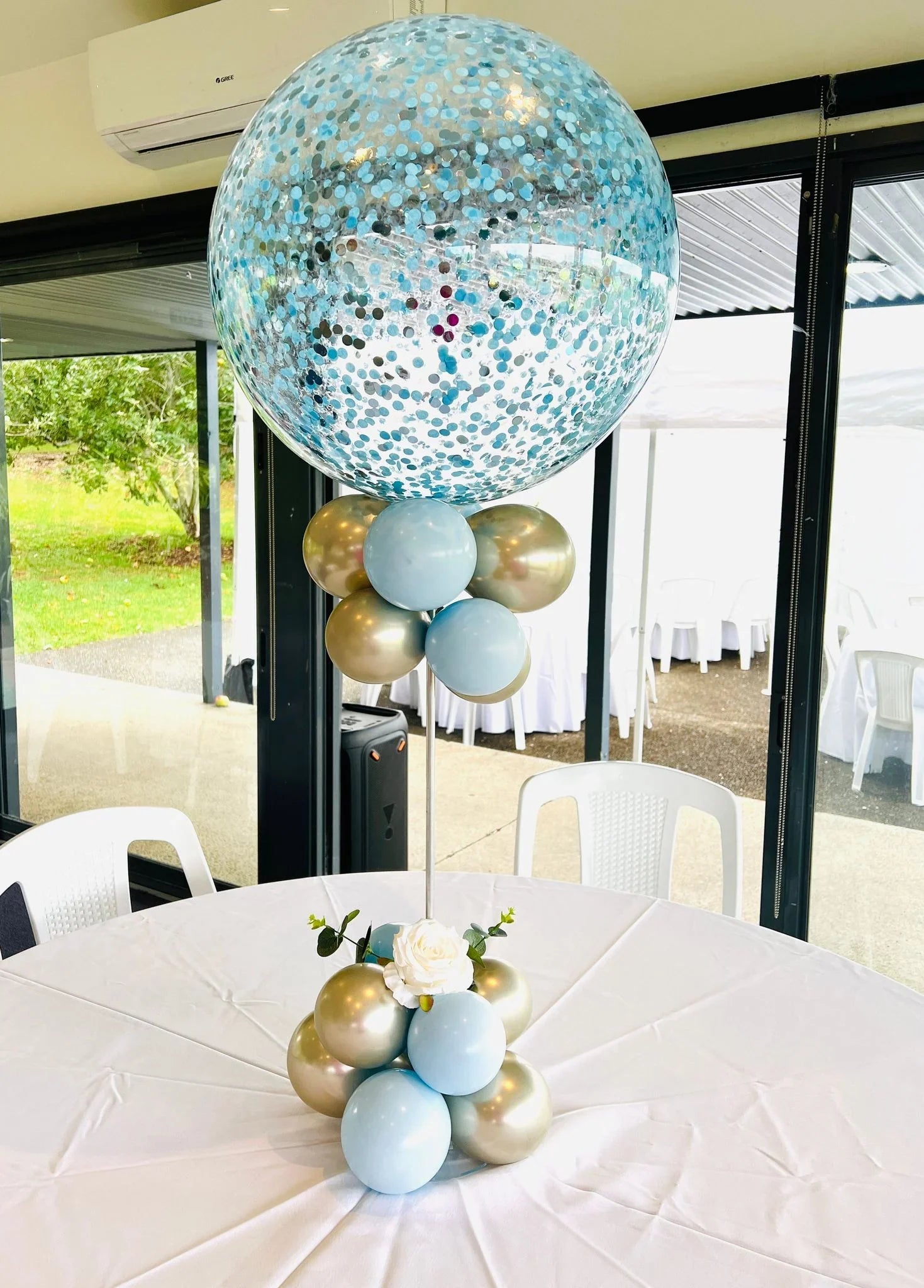 Pastel balloon centrepiece - Balloonz