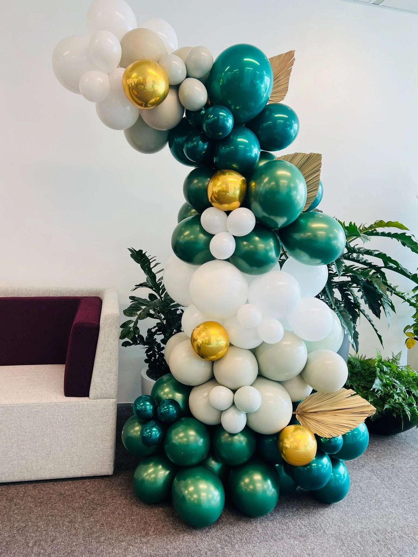 Grab and go white and forest green balloons garland deluxe chic - Balloonz